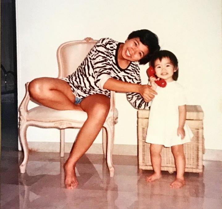 儿时的黄馨慧与感情亲厚的姨妈叶佩芬合影。（受访者提供）