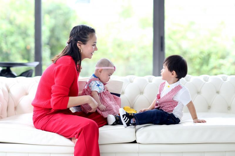 黄馨慧目前有两个孩子，妈妈叶佩芳开心帮忙照顾。