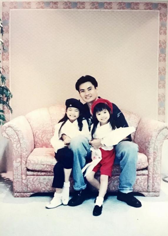 儿时的黄馨慧（左）与妹妹黄馨娴和帅气的爸爸黄传兴。（受访者提供）