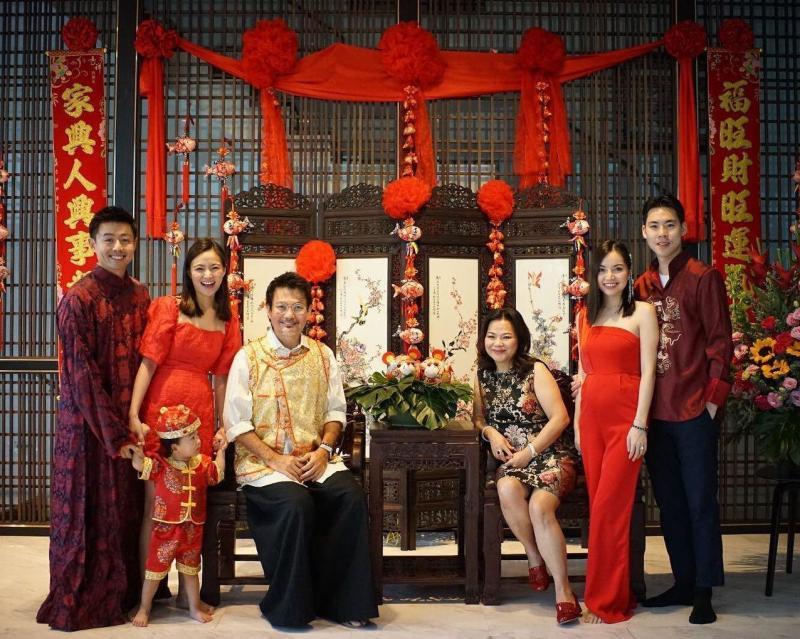 黄传兴（左三）与叶佩芳（右三）的全家福，左为长女黄馨慧与丈夫冯维坚，右为次女黄馨娴与丈夫陈华彬。（受访者提供）