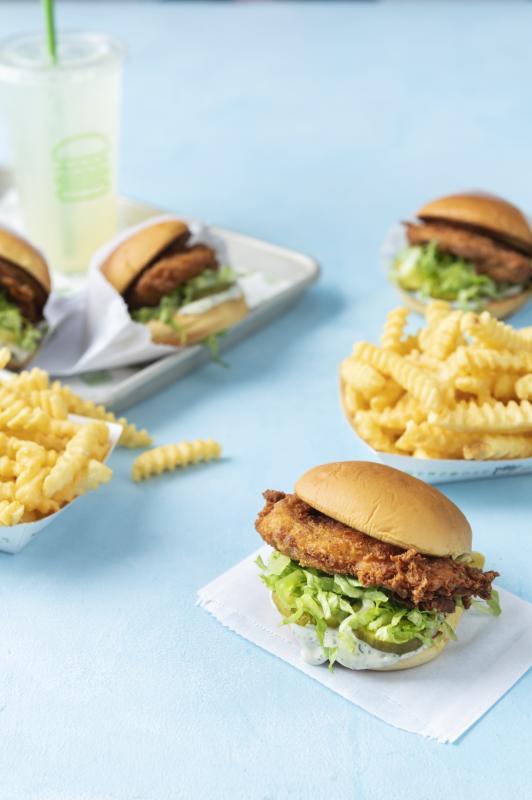 Shake Shack的鸡肉汉堡精选不含抗生素的鸡胸肉，先炖后炸，软嫩带汁。（品牌提供）