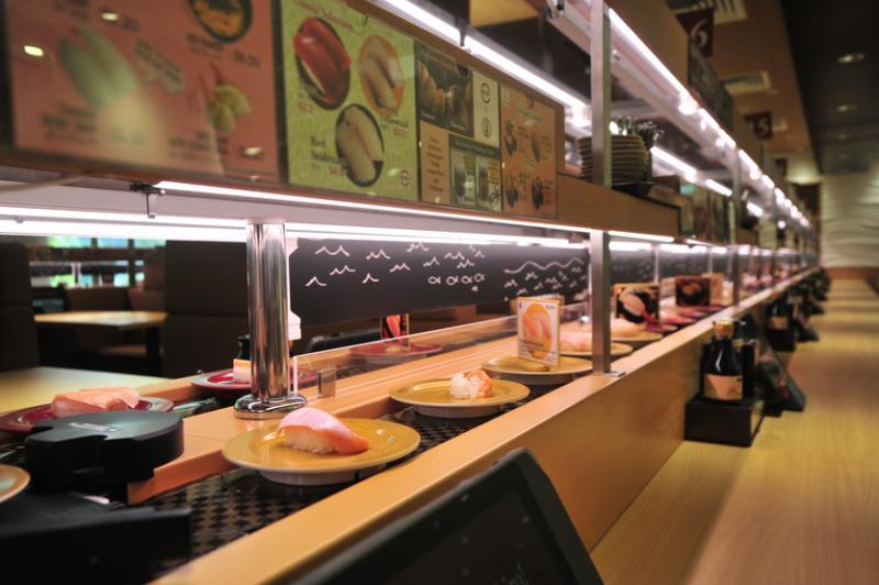 寿司郎是日本第一的回转寿司连锁店，自动化运输带分上下两层。（品牌提供）