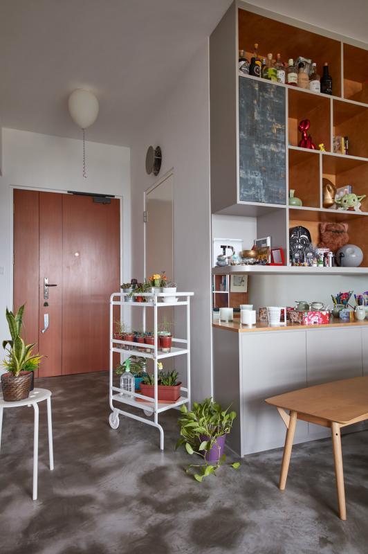 客／饭厅只有这个落地壁橱是为屋主量身定造的，其余的家具都是原有或后来添置的，为屋主省下一笔钱。