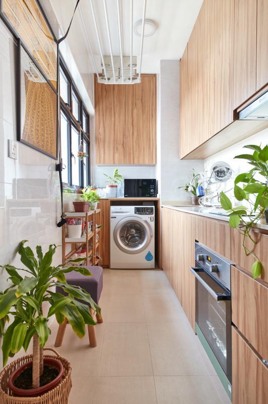 设计师将厨房进入卫浴间的门口封上，独留卧室的入口，为屋主打造多一面墙，让她挂上草间弥生的两幅画。