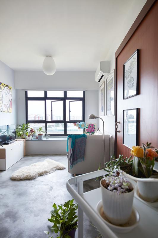 设计师为屋主在客厅打造一个能储物、坐下和摆放植物的窗台。