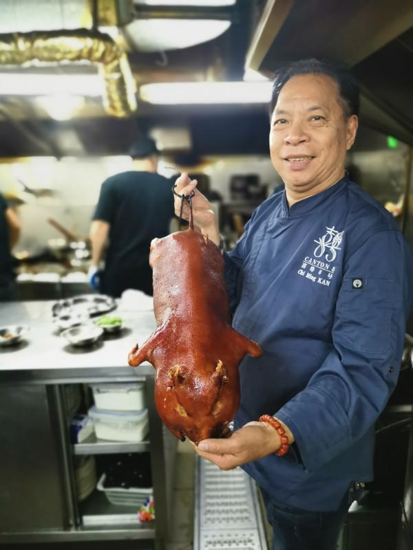 简捷明的烤乳豬是著名粤式特色菜。(受访者提供)