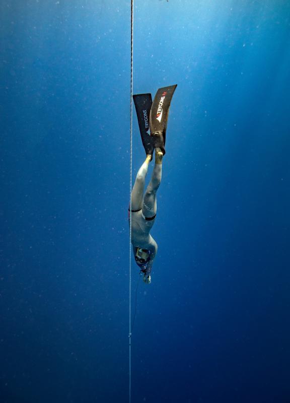 在不使用任何装备的情况下，一口气潜到60米的深海，林安琪痴迷这项新奇与危险共存的运动，追求生命中最纯粹的目的——感觉真正的活着！10多年来，她过着“海上游牧”生活，潜入海洋，从未知找到快乐。