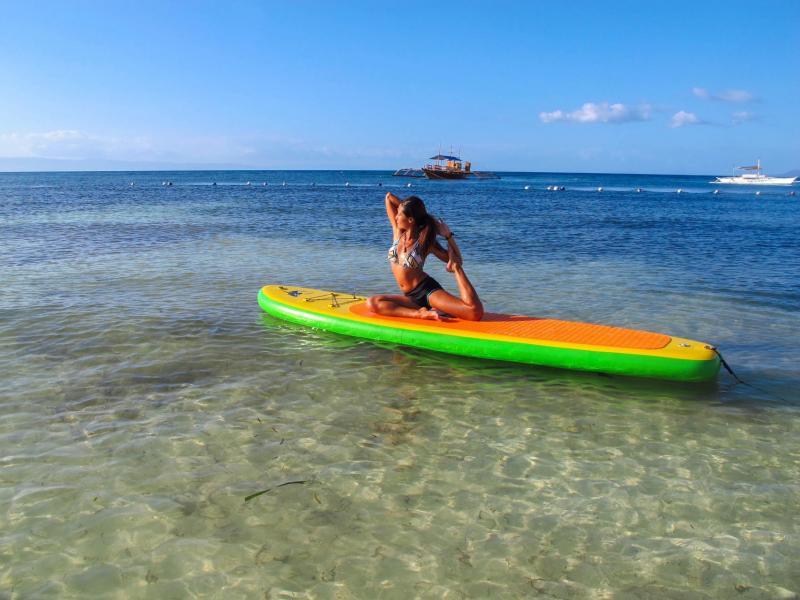 练习水上瑜伽。