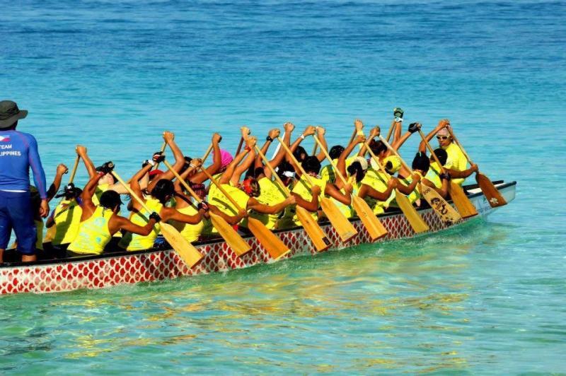 融入当地生活，林安琪在菲律宾参加女子龙舟队。