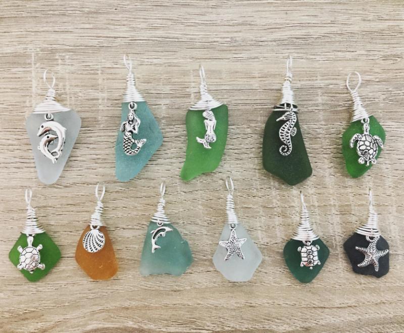 海边捡起的海玻璃制成饰品。