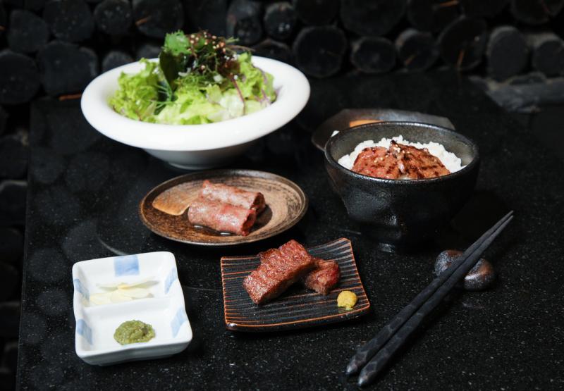 日式烧肉配搭蔬菜和白饭,有助转换口味及解腻。