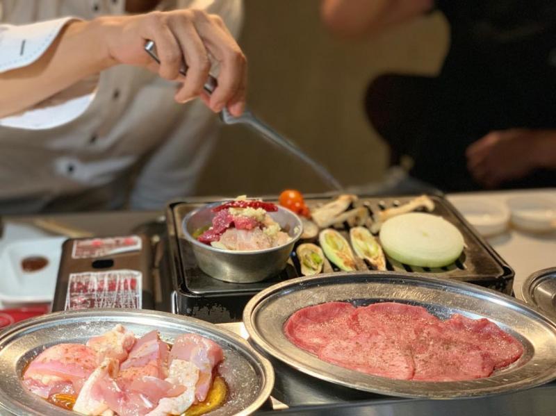 日式烧肉最难与最有趣的地方在于“自己动手烤肉”。(Yakiniku Jan Jan提供)