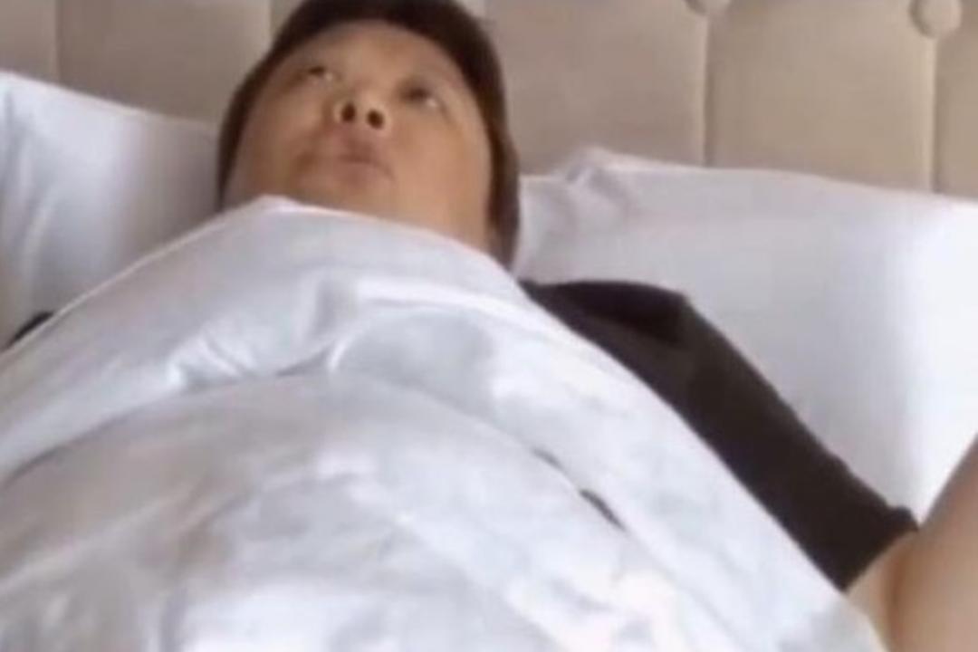 韩红之前亲赴湖北省派发物资,因太操劳不支晕倒。(互联网)