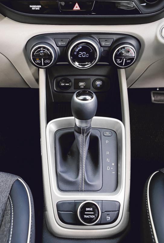 车子中控的自动驾驶排挡好玩之处是向右轻轻一推，就成了模拟式手排挡。