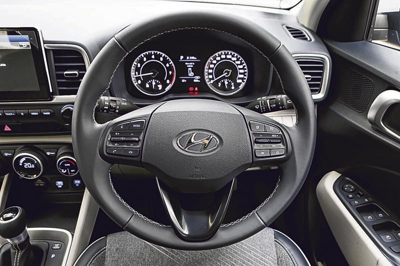 三幅式方向盘很轻巧，8英寸的中控娱乐触屏满足城市通勤所需。