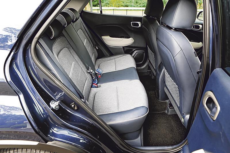 车子轴距有2520mm，后座空间不算大，但胜在车子够高。