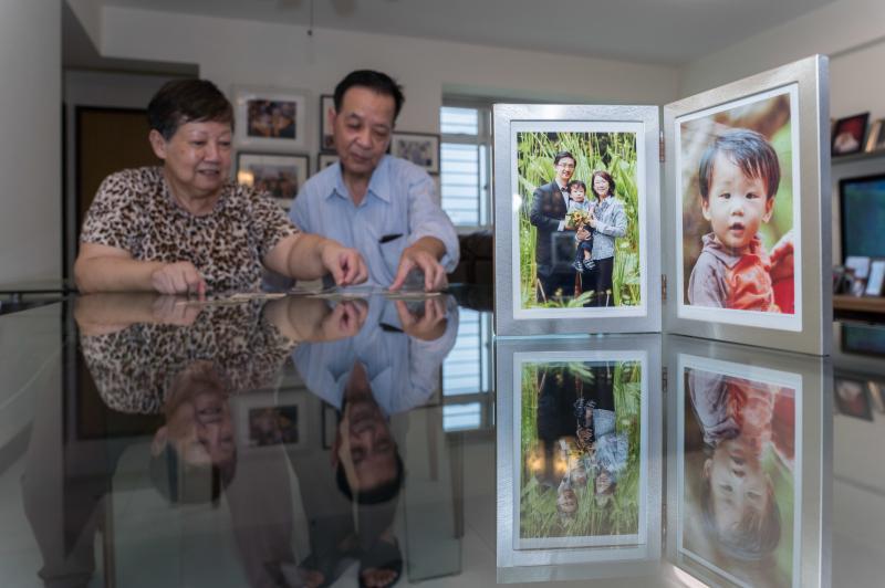 在父亲韦应锦(右)与母亲蔡锦霞(左)的严格管教下,韦俊韬医生从小听母亲的话,放弃喜欢的歌唱从医,可以救人,也对自己有帮助。