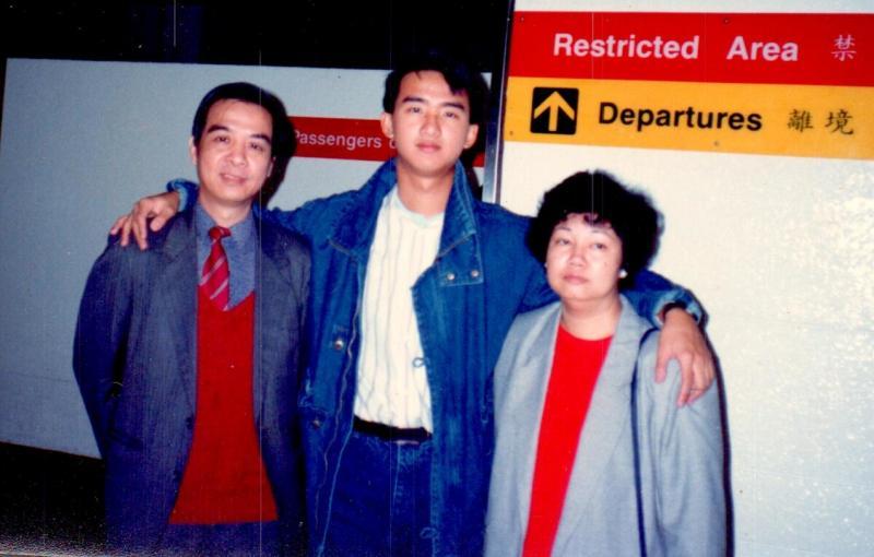 韦俊韬(中)来新就读莱佛士初级学院前,父母送行,母亲面露不舍之情。(受访者提供)