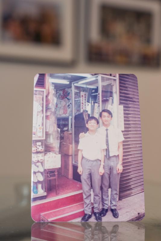 韦俊韬医生自小在父亲的裁缝店里跑动。小学放学后,必须到店里帮忙。(受访者提供)