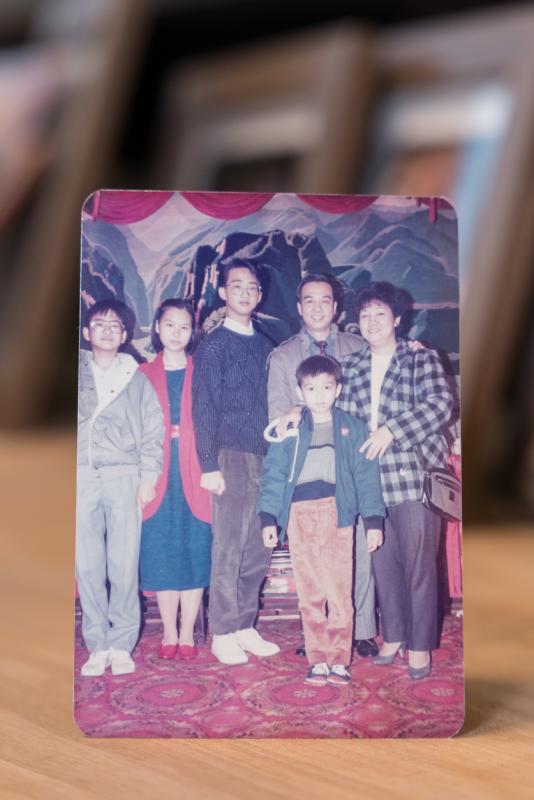 韦俊韬(左三)来新求学前,全家欢聚的照片。(受访者提供)