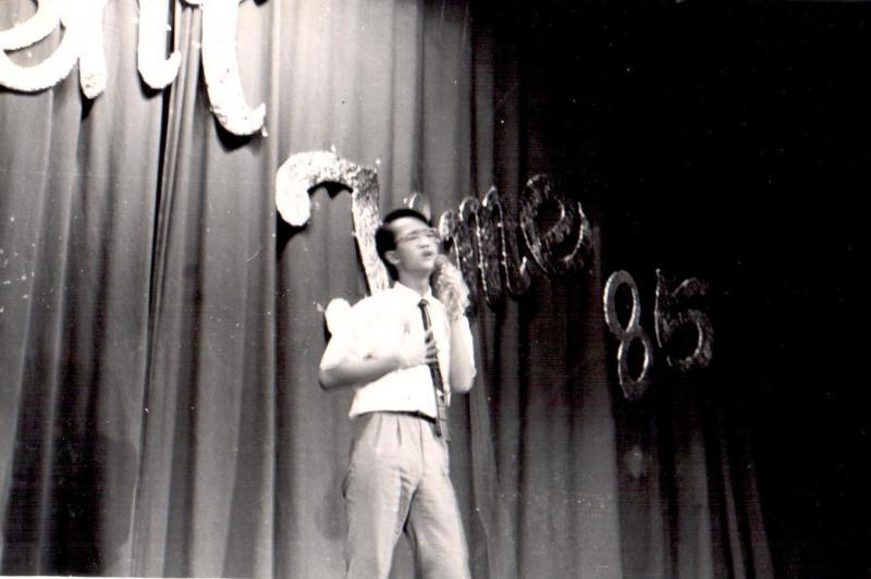 韦俊韬中学时期在香港参加学校歌唱比赛,获得季军。亚军是他的学长、著名歌手李克勤。(受访者提供)