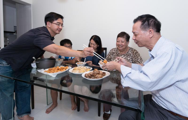 韦俊韬一家三口,经常趁周末到父母家用餐,另两个弟弟也会抽空一起相聚,共叙天伦。