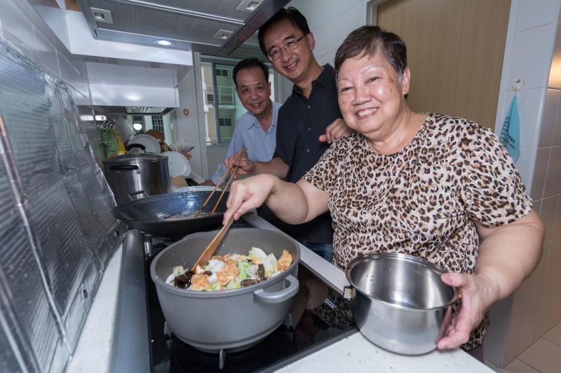 母子厨艺都好,厨房里展现拿手好菜。
