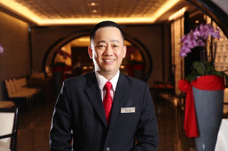 卡尔登酒店中餐馆华乐酒家副经理郭津瑔拥有超过30年服务经验。（陈来福摄）