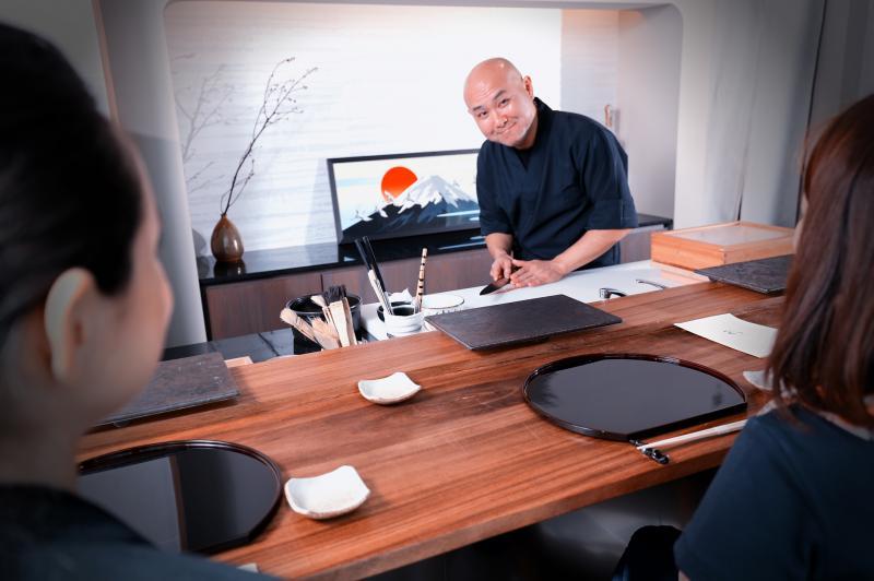 “形”日本餐馆厨师日南田诚行，负责小型寿司吧台时，也肩负服务员职责。（陈来福摄）