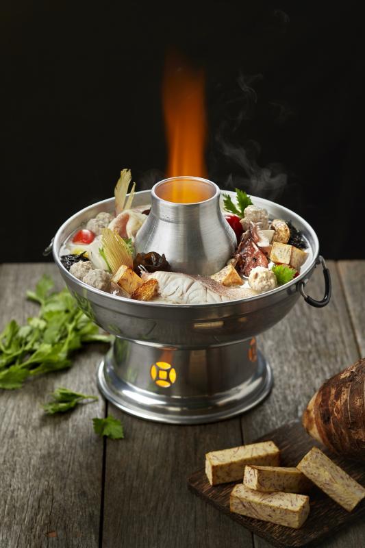 徕宝煮炒招牌鱼头炉的汤头以炭火熬煮十多个小时,食材和味道都洋溢古早味。