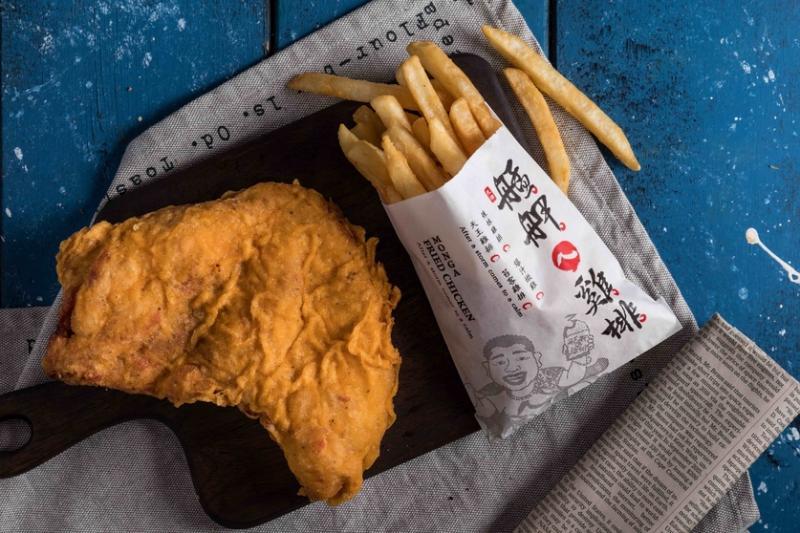 宝食餐饮集团把艋胛鸡排带到新加坡,让食客品尝台湾传统滋味。