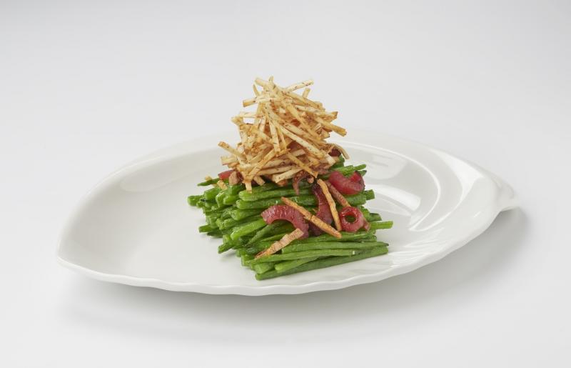 徕宝小炒王以腊肠、鱿鱼丝、菜脯和炸芋丝烘托主角四季豆。