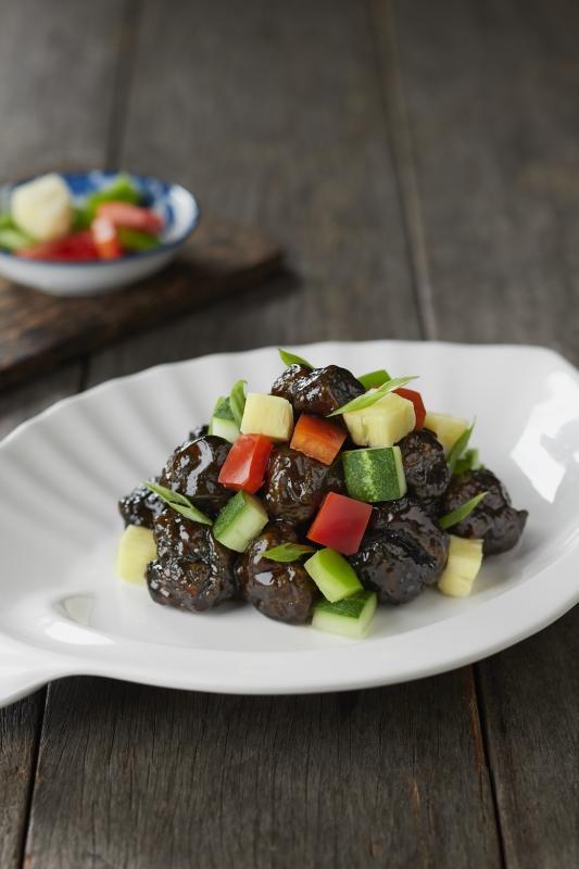 徕宝的“一粒咕老肉”加入炭粉和黑醋,外形和口感与众不同。