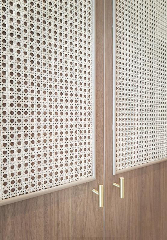 屋内最显眼的设计就是包含藤制材质的木工橱和柜门。