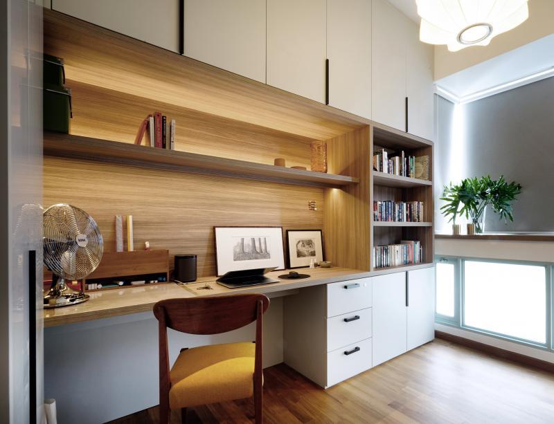 宽敞明亮的工作间,有一面带磁性的书柜墙。