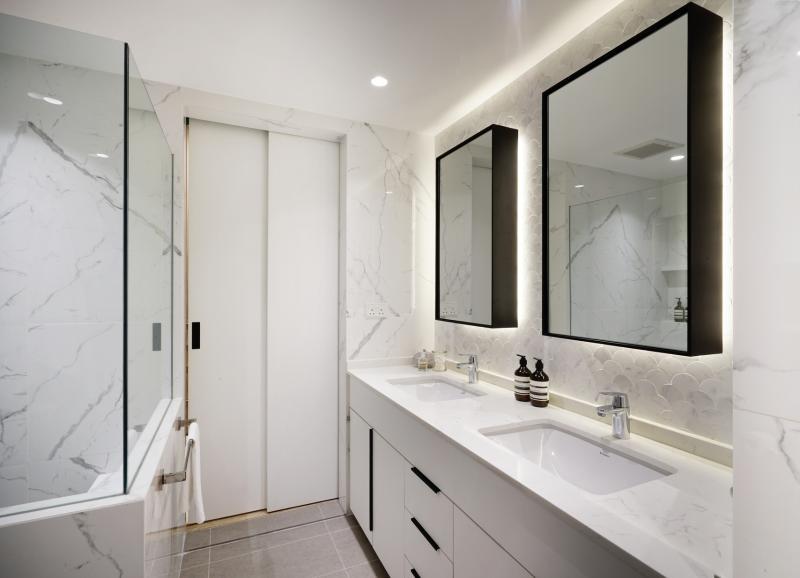 明亮的浴室有豪华酒店沐浴间的感觉。