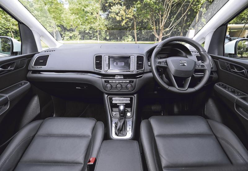 简洁的车室，冷气出风口足，空间又宽敞。