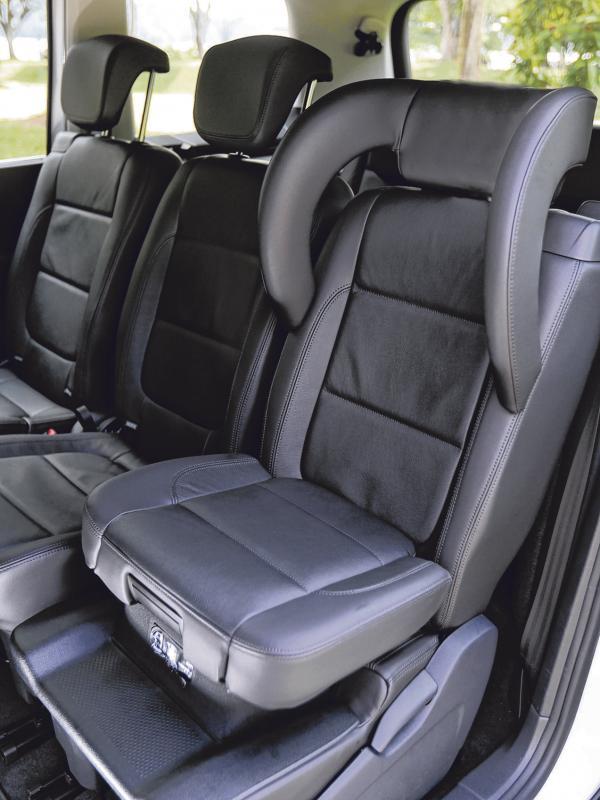 第二排有两个可以调整高度的座椅，加上头部护套就变成儿童安全座椅。