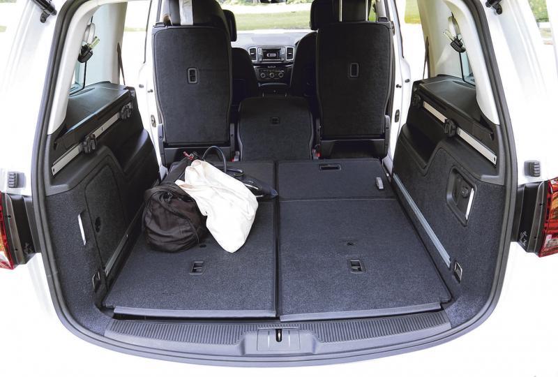 行李厢有300公升，放倒第二和第三排座椅可增加到2297公升。