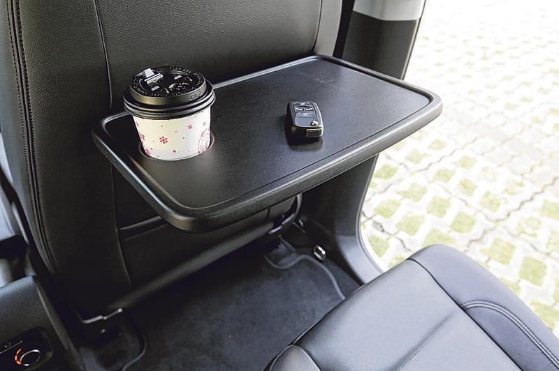 前排椅背后设有小餐桌。