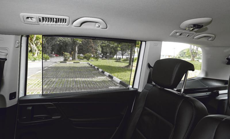 第二排设有遮阳帘，大热天最好用了。