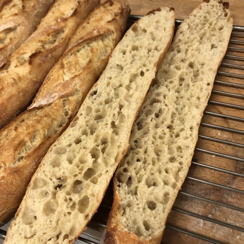 外酥内软的法棍面包。(受访者提供)