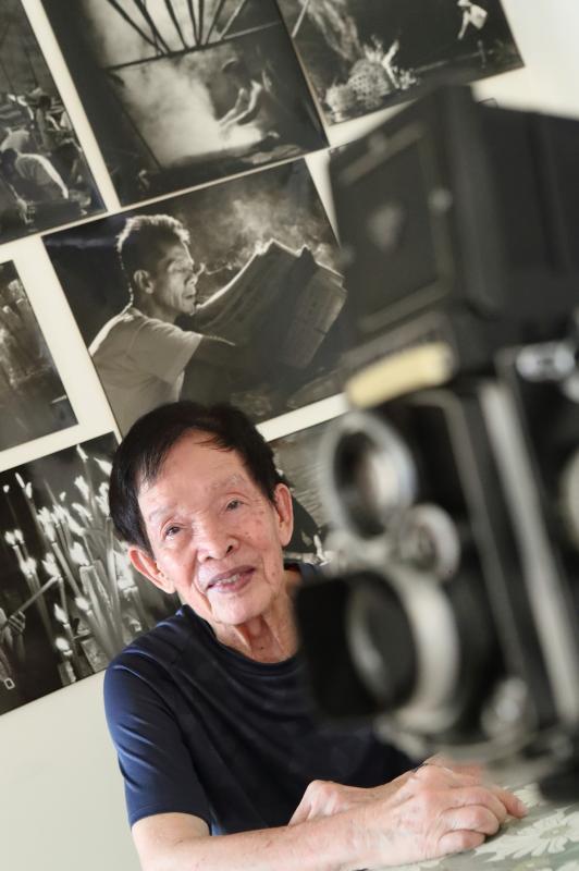 从事业余摄影60多年,获奖无数,荣耀等身。他刻苦的自学动力来自早年生活的艰辛,彩色却未必美好的现实,他用黑白相纸反衬。