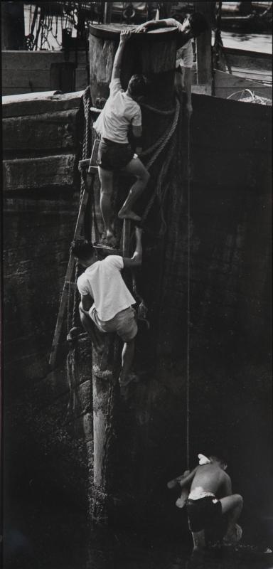 停泊的船是当年住在加冷河独立桥一带小孩的游乐场。(何国坚作品,翻拍照)