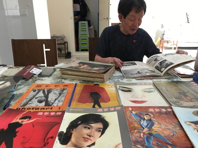 何国坚至今还收着当年给他摄影启蒙的旧书刊,视它们为珍宝。(林方伟摄)