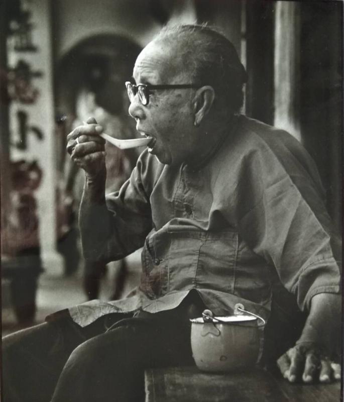 旧日牛车水的阿婆。(何国坚作品,翻拍照)