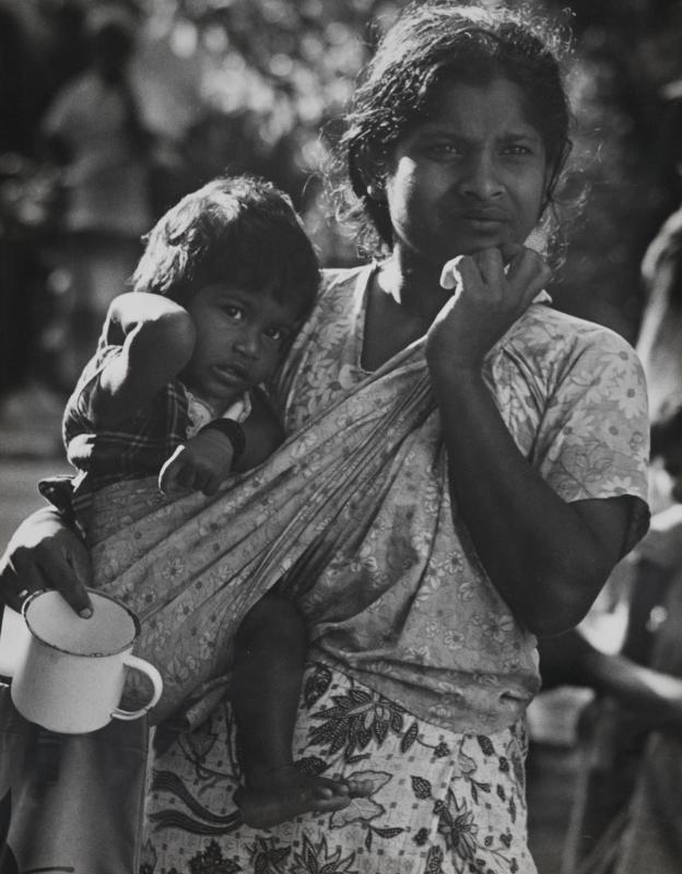 印度女子一手抱娃一手乞讨,脸上露出茫然的神情。何国坚凭这幅作品获得1974年新加坡家庭计划摄影比赛首奖。(何国坚作品,翻拍照)