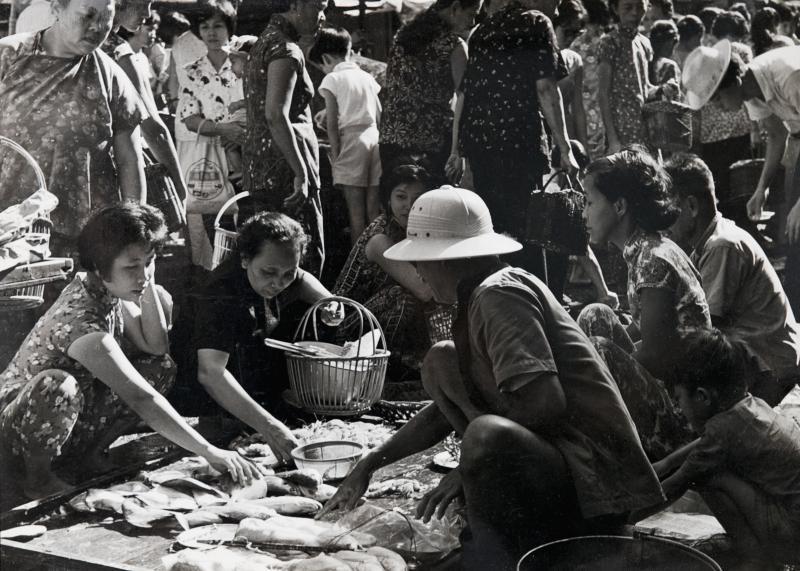 菜市人生:曾经,牛车水的露天菜市熙熙攘攘。当年买菜妈妈婆婆的眼神和我们今日在冷气超市买菜的神情无异,都是边精打细算,边精挑细选,把最好最新鲜的带回给家人。