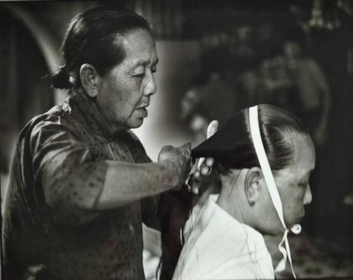 梳头:妈姐梳起不嫁,束起的心防碰到信任的妇人才会暂时卸下。牛车水的梳头婆扮演的就是这样的疗愈角色。妈姐放下手上的家务事,闭目养神,让梳头婆放下她们的三千烦恼丝,为她们梳一个油亮亮的扎实新发髻,让她们带着一个崭新的自己重回工作岗位。