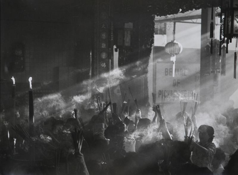 人间烟火:回望半个世纪前,四马路观音堂的香火旺盛,烟气袅袅,令人难免会有着和上一代人心古今同的感动。今日的观音堂香火薪传,依旧兴旺。信者对未知前路踌躇,踏出一步前,仍会来祈个保佑,求个安心。